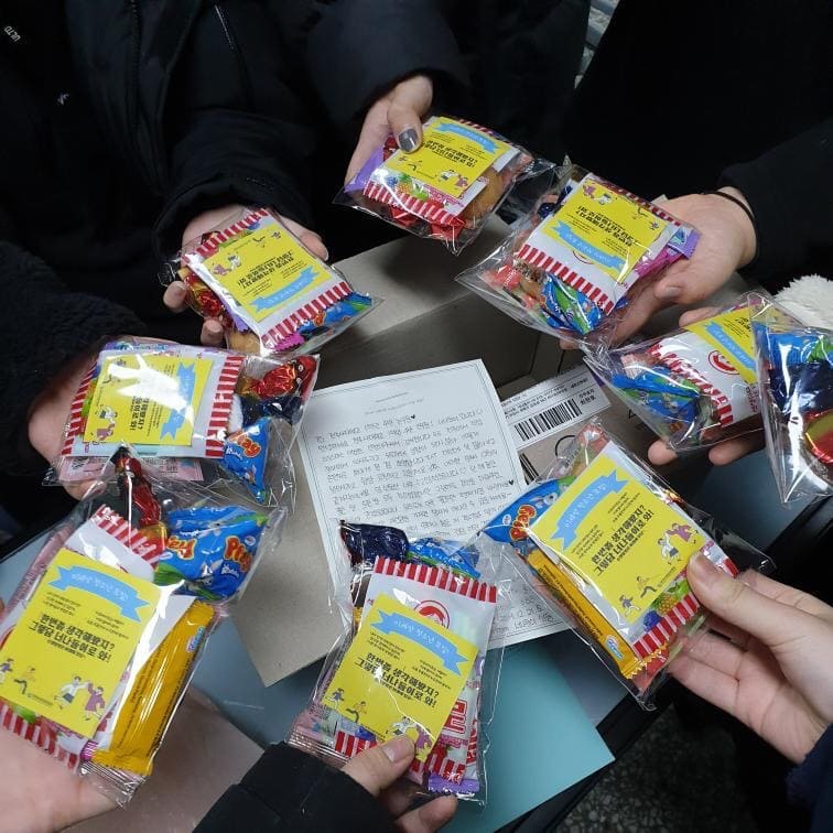 전주사대부고 간식 나눠주기.jpg